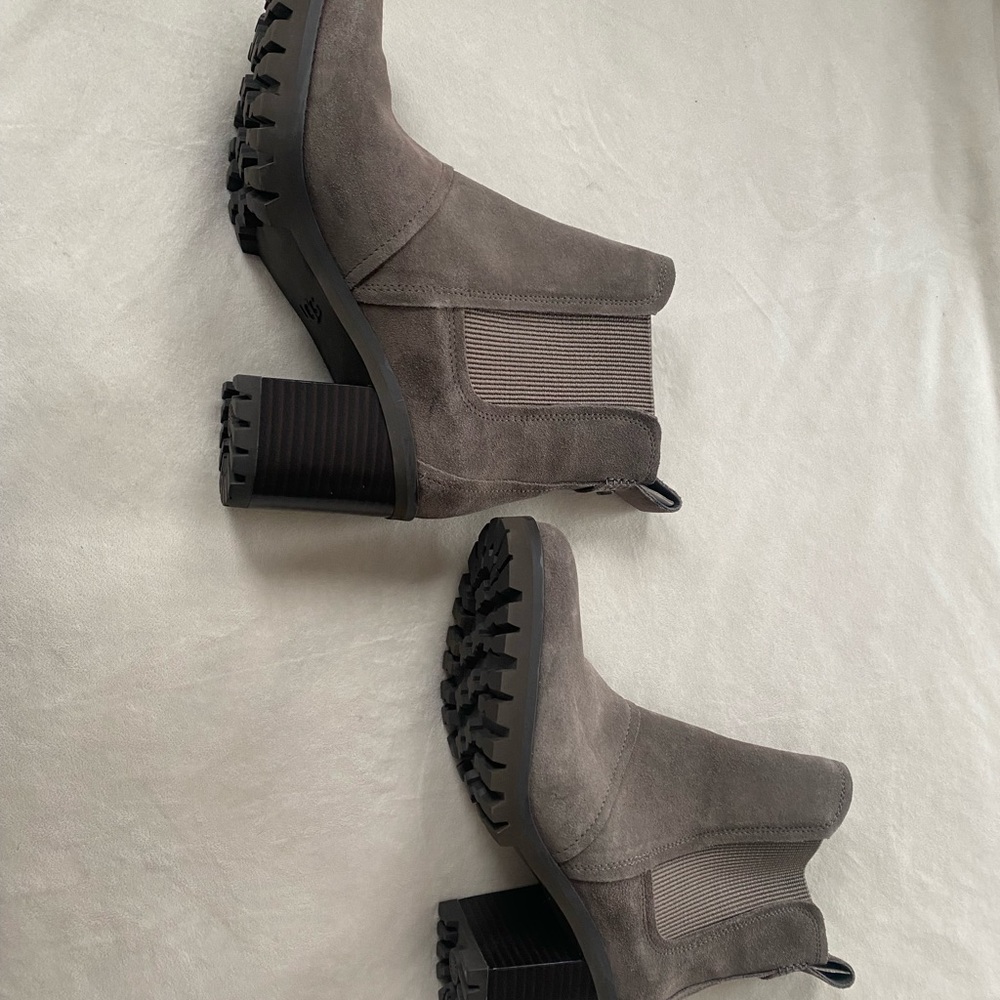 UGG boot. Size 9, never worn. Excellent condition
